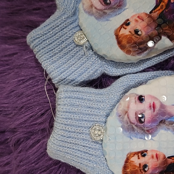 Anna & Elsa mittens and earrings set - Picture 15 of 15